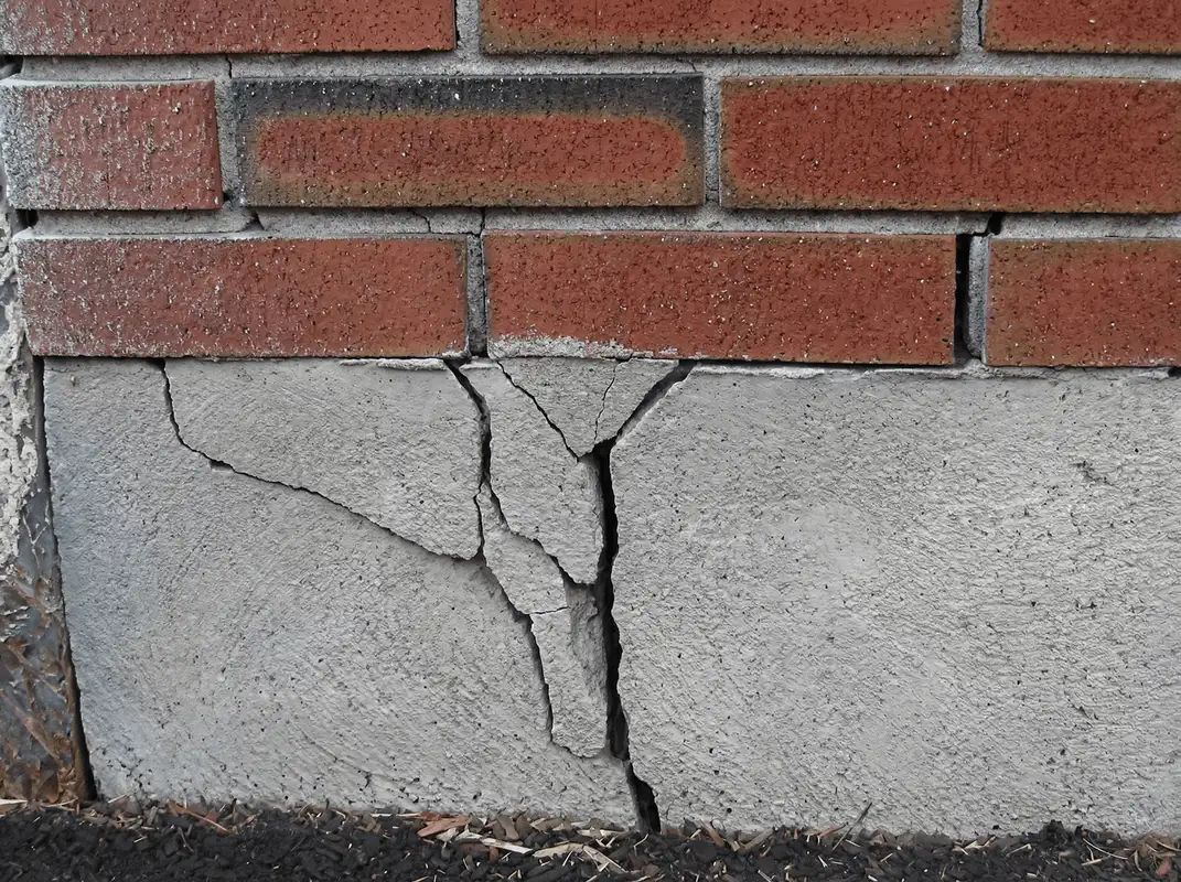 Concrete foundation with serious structural damage in Des Moines, IA